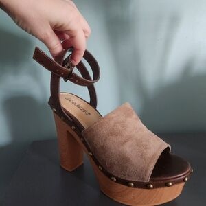 Shoe Dazzle Tan and Brown Platform Mules